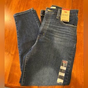 NWT Levi High Waisted Mom Jeans Size 29x27